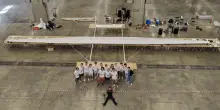 Pisa, studenti realizzano l&rsquo;aeroplano di carta pi&ugrave; grande del mondo