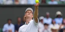 Sinner, oggi il secondo turno a Wimbledon 2026. In campo anche Cobolli per il match interrotto: orari e dove vederli
