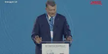 Congresso Uil, un robot inviato da Bombardieri saluta la premier Meloni in platea