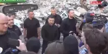 Ucraina, Zelensky visita edifici colpiti a Kiev: "Da Usa abbiamo bisogno di pi&ugrave; oltre alle parole"