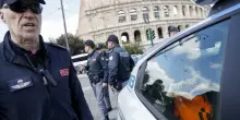 Roma, sparano fuochi d&rsquo;artificio al Colosseo poi feriscono due agenti: fermati tre giovani