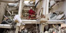 Venezuela, 43enne estratto vivo dopo 8 giorni sotto le macerie. I morti per il terremoto sono almeno 2.295
