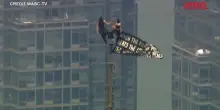 New York, due persone in cima a Empire State Building con striscione per l&rsquo;amore e la pace. Le immagini dall&rsquo;elicottero