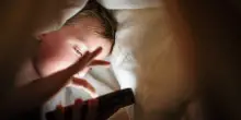 Digitale e bambini, i pericoli di un ambiente disegnato per catturare l&rsquo;attenzione e monetizzare dati