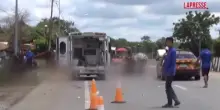 Thailandia, bambino alla guida di pickup travolge gruppo monaci: il video dopo lo scontro