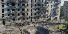 Ucraina, drone colpisce condominio a Sumy: 4 morti tra cui una bambina di un anno &ndash; La diretta