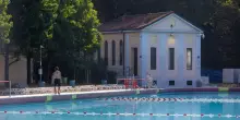 Milano, entra di notte in una piscina pubblica e annega: morto 28enne