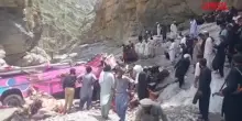 Pakistan, bus precipita in un burrone: almeno 40 morti a Dana Sar