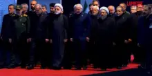 Iran, il presidente Pezeshkian rende omaggio al feretro di Ali Khamenei