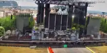 Maltempo a Napoli, crolla palco all&rsquo;ex base Nato: il video