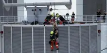 Francoforte, operai bloccati a 240 metri sul grattacielo Commerzbank salvati dai vigili del fuoco