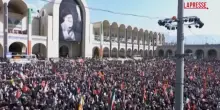 Iran, migliaia di persone davanti alla Moschea di Teheran per i funerali di Khamenei