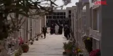 Lampedusa, il Papa prega nel cimitero dei migranti: vola via la papalina