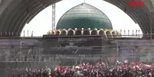 Iran, nella capitale centinaia di migliaia di persone piangono Khamenei