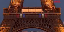 4 luglio, la Torre Eiffel si illumina con i colori della bandiera americana