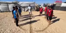 Gaza, bimbi e ragazzi giocano a calcio mimando i campioni dei Mondiali 2026