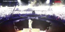 Ultimo a Tor Vergata, il pubblico canta a squarciagola il brano Pianeti