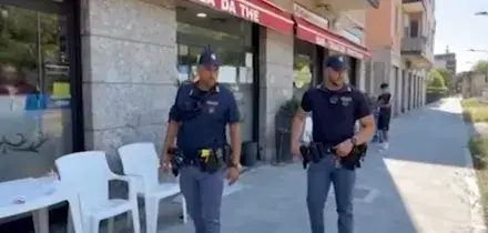 Uomo accoltellato al bar a Milano, l&rsquo;aggressore: &ldquo;Mi sono divertito, appena esco lo rifaccio&rdquo;