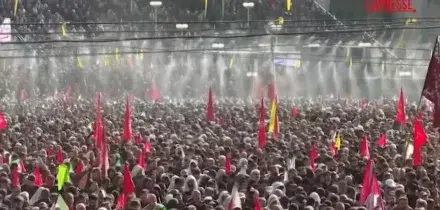 Iran, il capo dei Guardiani della Rivoluzione in piazza a Teheran per i funerali di Khamenei