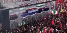 Iran, la bara di Ali Khamenei tra la folla di fedeli