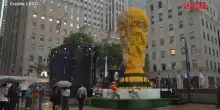 Mondiali 2026, un milione di mattoncini per la Coppa del Mondo: a New York svelato il trofeo Lego gigante