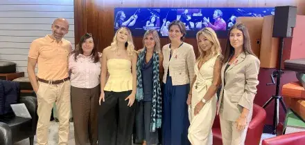 Tumore al seno metastatico, il divano rosa simbolo di una vita che continua