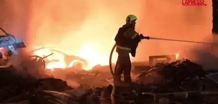 Ucraina, missili e droni russi su Kiev: gli edifici in fiamme