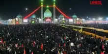 Iran, la salma di Ali Khamenei arriva nella citt&agrave; santa di Qom: folla immensa ad accoglierla