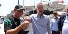 Americas Cup, Manfredi regala corno portafortuna al Ceo di New Zeland e riceve una giacca da regata