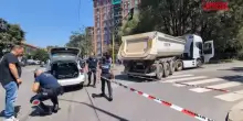 Milano, ciclista travolta da tir a Milano: muore a 67 anni