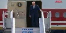 Vertice Nato, Donald Trump arrivato ad Ankara: lo accoglie Erdogan che lo tiene sotto braccio