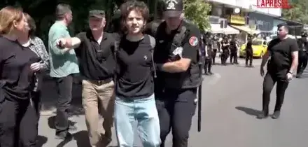 Vertice Nato, ad Ankara la polizia reprime le proteste contro il summit