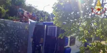 Un autobus finisce fuori strada a Formia, un morto e due feriti