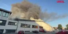 Milano, incendio in un capannone in zona Bovisa: colonna di fumo nero