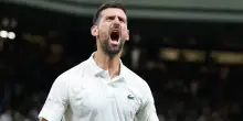 Wimbledon 2026, Djokovic piega Auger-Aliassime dopo oltre cinque ore: in semifinale sfider&agrave; Sinner