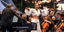 Amii Stewart incanta Cagliari e inaugura il Teatro del Mare al Parco Nervi
