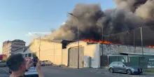 Milano, incendio in un capannone in zona Bovisa: colonna di fumo nero in citt&agrave;