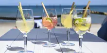 Alcol d&rsquo;estate, i rischi nascosti del binge drinking per fegato e cervello