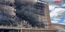 Repubblica Ceca, edificio prende fuoco e crolla come un castello di carte: le immagini impressionanti