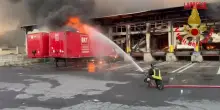 Milano, incendio al deposito Brt: le immagini dal drone dei Vigili del Fuoco