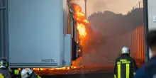 Incendio deposito Bartolini a Milano, la Procura apre un fascicolo per dolo