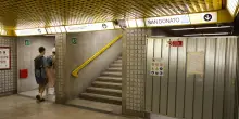 Milano, sfregia 23enne in metro: &ldquo;Cosa guardi? Sono uomo e musulmano&rdquo;