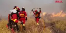 Spagna, incendio in Andalusia: i vigili del fuoco al lavoro