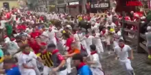 Corsa dei tori a Pamplona, alcuni partecipanti schiacciati dagli animali: feriti