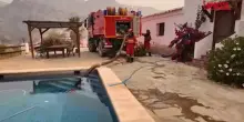 Incendio in Andalusia, i pompieri usano lacqua della piscina per spegnere le fiamme