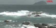 Taiwan, le violente mareggiate in vista dellarrivo del tifone Bavi