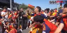 Mondiali 2026, i tifosi spagnoli cantano mentre vanno allo stadio per Spagna-Belgio