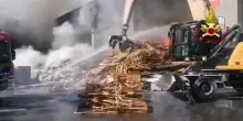 Milano, vasto incendio in una ditta di rifiuti riciclabili: vigili del fuoco al lavoro