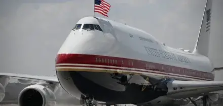 Air Force One, mandato di comparizione per giornalisti dopo notizie su problemi sicurezza del nuovo aereo di Trump