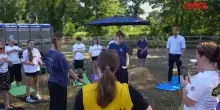 Harry tra gavettoni e yoga con le capre: per il principe anche un piccolo "incidente"